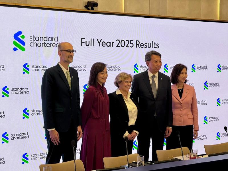 渣打國際業務總裁洪丕正（右二）預期，今年淨利息收入與去年相若。方穎暉攝。