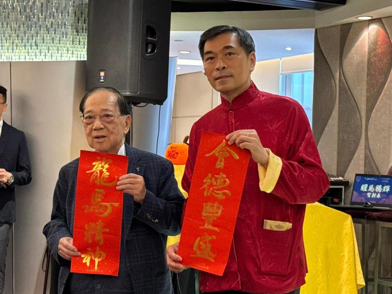 會德豐地產主席梁志堅(左)說，會繼續向政府爭取擴大100元印花稅適用物業範圍。(方穎暉攝)