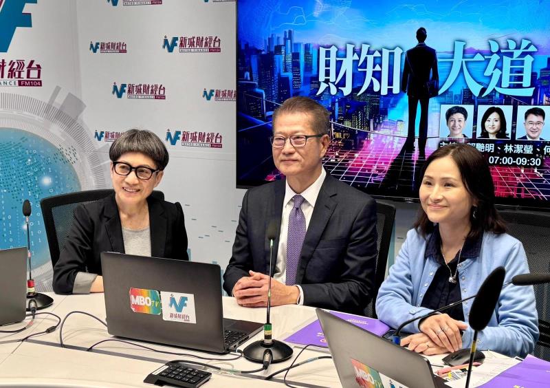 陳茂波(中)重申，從外匯基金轉撥1500億元並非常態化。