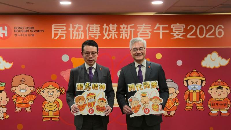 凌嘉勤(右)表示，房協會適度增加資助出售房屋的比例。 (譚偉志攝)