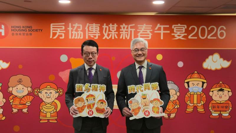 陳欽勉(左)形容房協現金流健康，未來繼續考慮出售非核心資產。 (譚偉志攝)