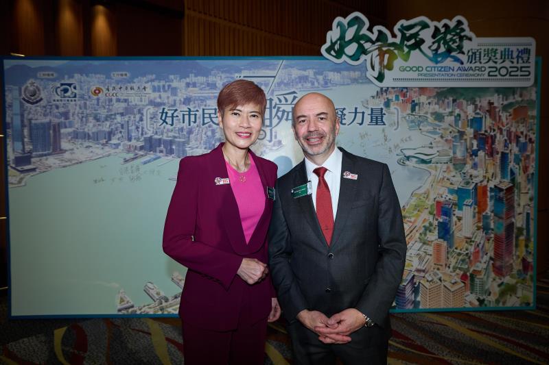 屈臣氏集團行政總裁倪文玲(左)指集團歐洲健康與美容業務行政總裁 Ed van de Weerd (右) 獲頒好市民獎，集團怠動及引以為傲，體現集團的核心價值和信念——關心社區、同心同行。
