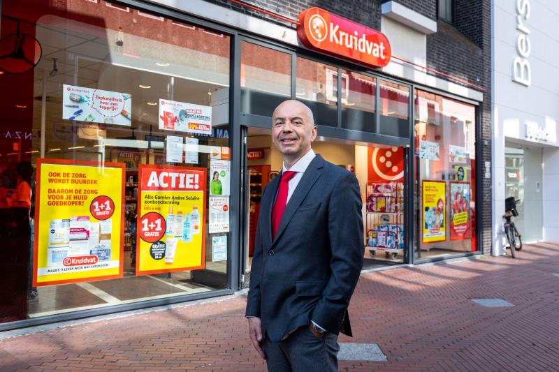 屈臣氏集團歐洲健康與美容業務行政總裁 Ed van de Weerd 來港公幹路見女子墮海奮不顧身跳入海中救人，獲警方頒發好市民獎。他說：「生命無價，能夠成功救人才是最重要的事。 我始終認為自己只是盡了本分。」