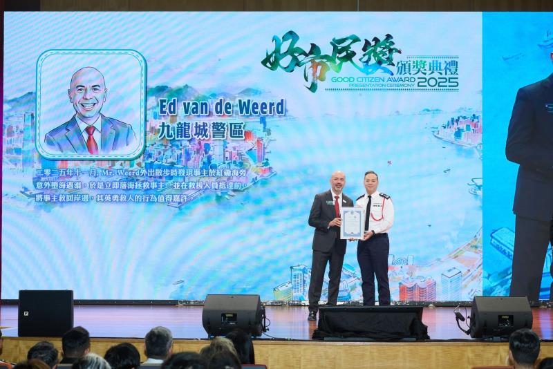 屈臣氏集團歐洲健康與美容業務行政總裁 Ed van de Weerd (左) 來港公幹路見女子墮海奮不顧身跳入海中救人，獲警方頒發好市民獎。他說：「生命無價，能夠成功救人才是最重要的事。 我始終認為自己只是盡了本分。」