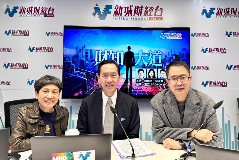 西九文化區管理局董事局主席陳智思(中)表示，正與政府積極推進發展住宅的準備工作。