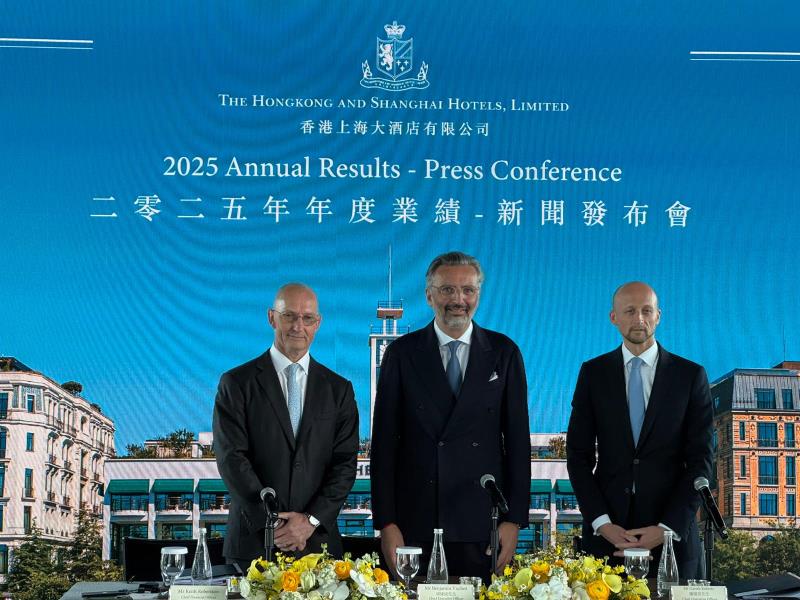 大酒店行政總裁胡偉成（中）表示，有信心將地緣政治風險減到最低。方穎暉攝。