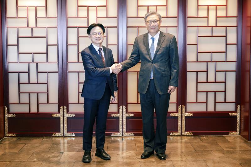 王文濤(右)會見南韓產業通商部長官金正官(左)，雙方就深化中韓經貿合作等議題深入交換意見。商務部圖片。