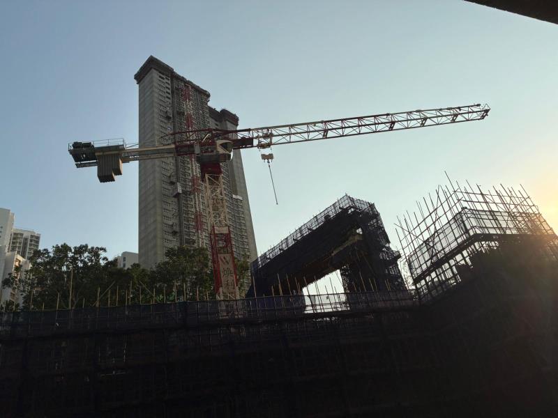 葵涌邨對開地盤有天秤倒塌。 (本台記者攝)