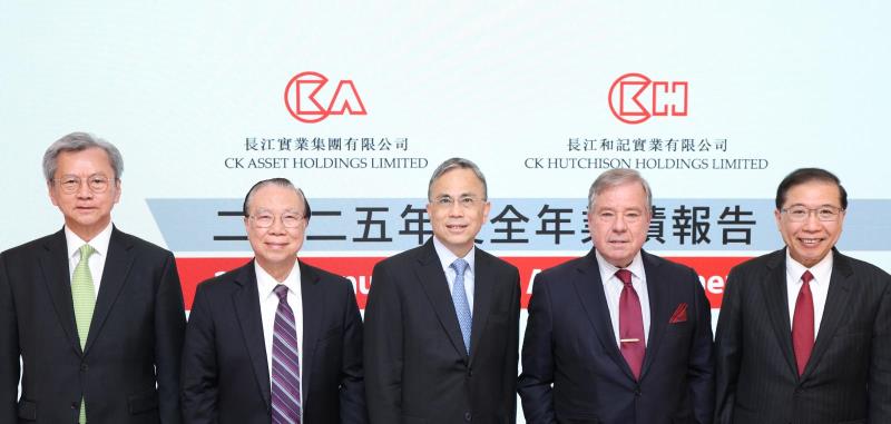 長和主席李澤鉅(中)表示，長江集團為跨國企業，在世界各地有多元化業務，風險管理較易控制。