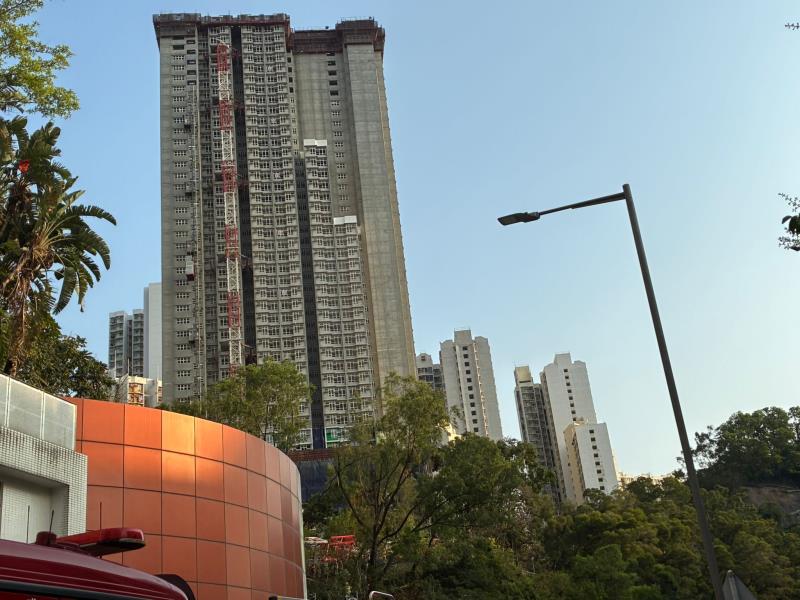 地盤天秤部份突然倒塌，一名男工人當場證實不治。 (本台記者攝)