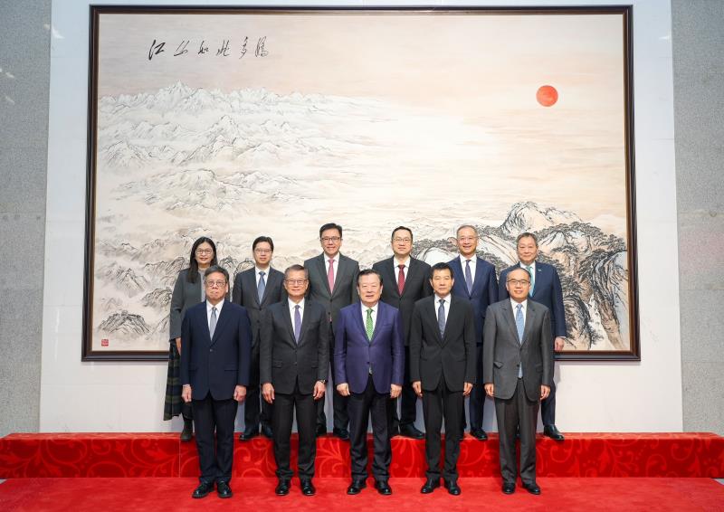 夏寶龍早上在北京會見陳茂波一行。 (圖片來源: 政府新聞處)