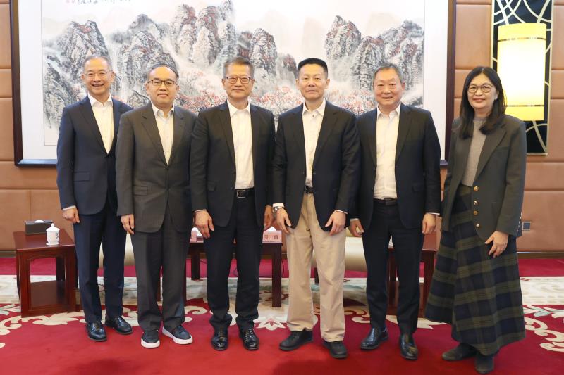 中國證監會主席吳清(右三)，昨日下午會見來訪的財政司司長陳茂波(左三)一行。