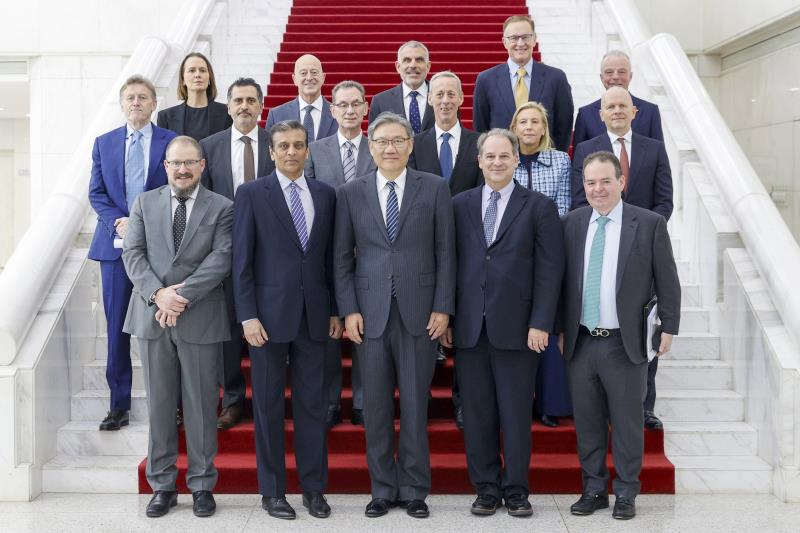 商務部長王文濤(前排中)，會見美中貿易全國委員會代表團，雙方就中美經貿關係、美資企業在華發展等議題進行交流。商務部圖片。