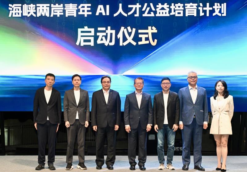 陳茂波(中)：發展AI核心是培育人才，提升素養。(政府新聞處圖片)