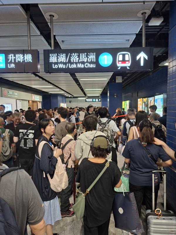 東鐵綫來往旺角東至大圍站暫停服務期間，大批乘客在大圍站內等候。