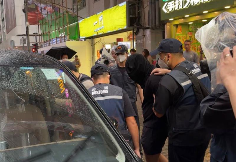 海關旺角荷李活商業中心外拘捕一名30歲男子及一名31歲女子，涉在銷售健身服務過程中，以具威嚇性的銷售手法迫使顧客購買健身服務。(許詩彤攝)