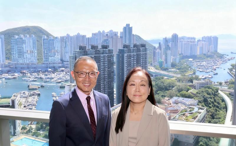 郭子威(左)表示，發展商考慮於4月下旬再度上調Blue Coast招標意向價，預期加幅不少於5%。