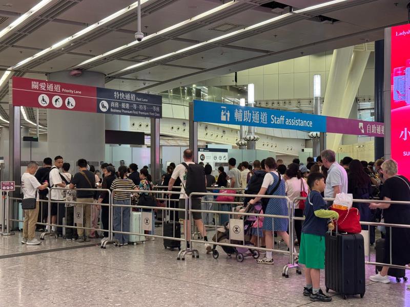 入境處指今日為復活清明長假出境高峰，高鐵香港站川流不息。(許詩彤攝)