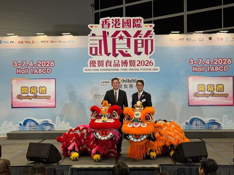陳百里(左)主持香港國際試食節開幕，指商經局努力推廣香港品牌吸引力。(許詩彤攝)