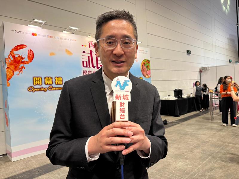 陳百里指政府繼續加強招商引資人才，提升國際交往能力，為工商界打造一個更有利的營商環境，推動香港向前邁進。(許詩彤攝)