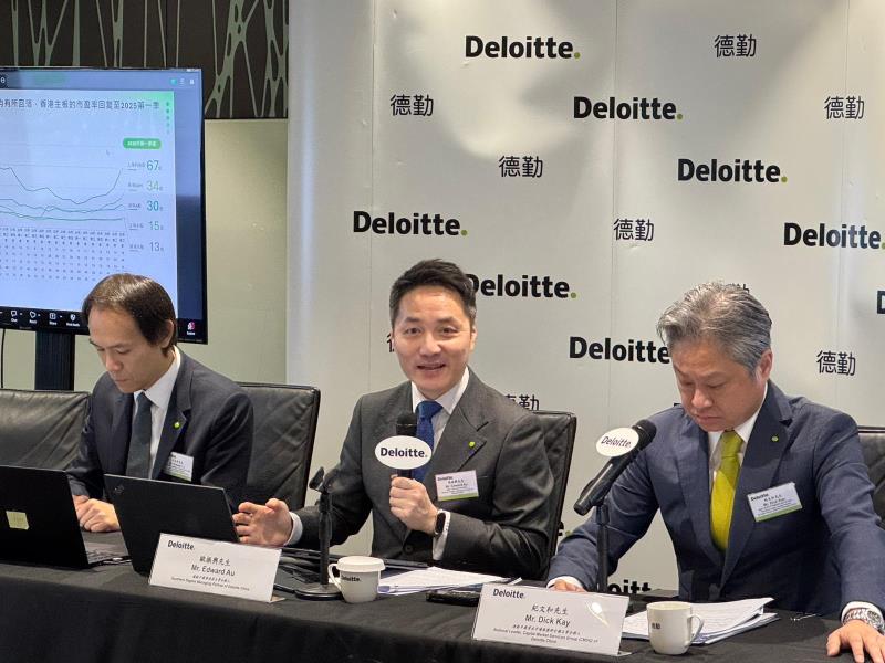 德勤中國華南區主管合夥人歐振興（中）表示，現時市況下，投資者對投資新股更審慎。方穎暉攝。