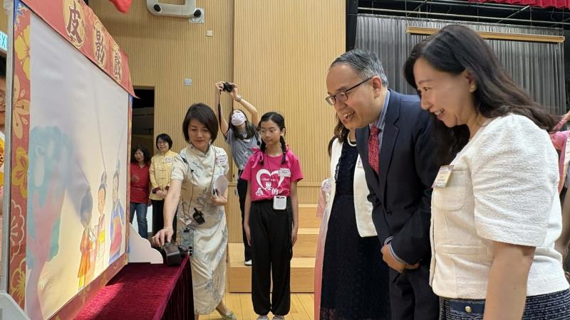 財經事務及庫務局局長許正宇，今日到訪天水圍官立小學，參與中華文化攤位及國安教育宣傳車活動。財庫局社交平台圖片。