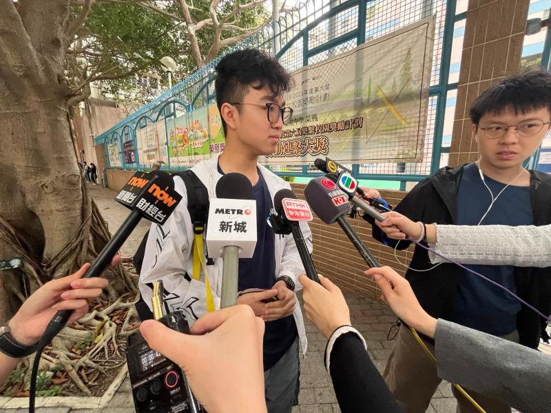 有中學文憑試考生表示，為考好中文科，作文卷準備不少句子，準備答題時大派用場。（左樂瑤攝）