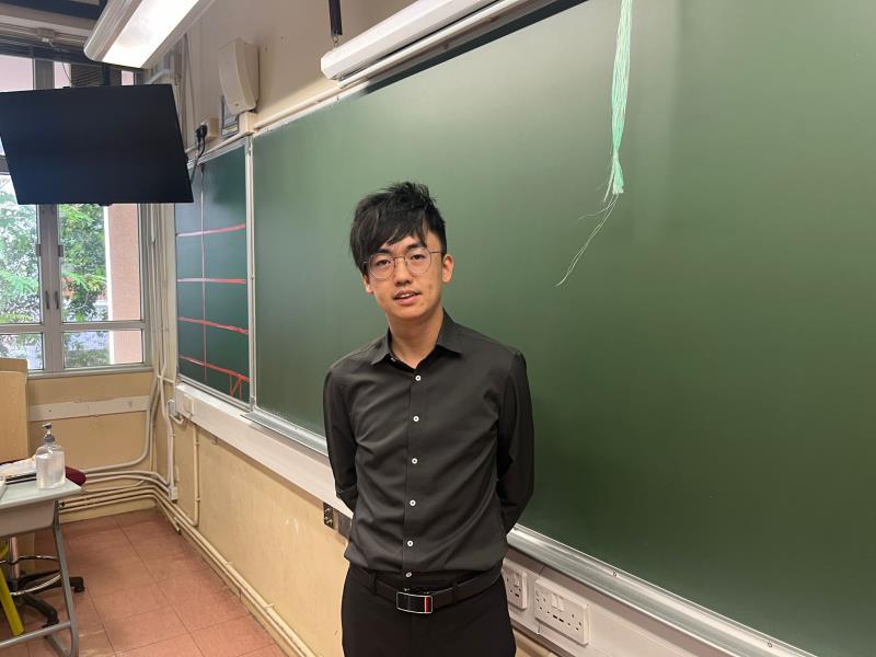 中華基金中學中文科副科主任黃家偉認為，命題寫作是兩份試卷中最難，而第三條題目「談說話」是最簡單，因為學生可以應用現代例子去發揮。（左樂瑤攝）