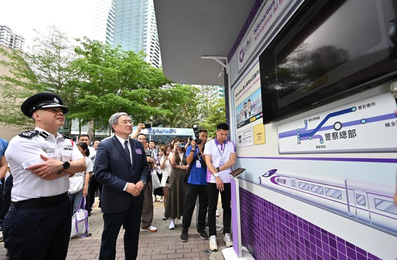 警務處處長周一鳴(左) 指國家安全是國家根本利益所在，亦是本港市民安居樂業的基石。(新聞處圖片)