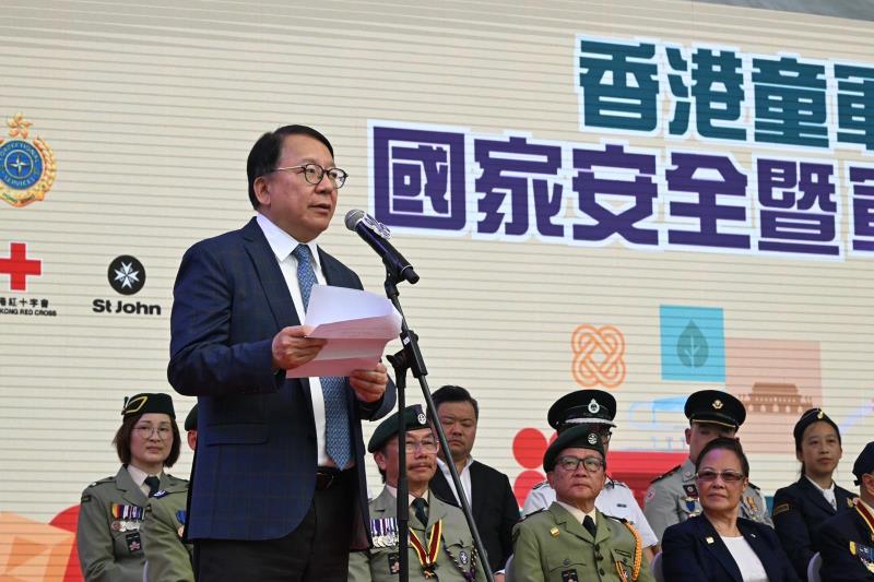 政務司司長陳國基（左）出席童軍國家安全暨軍樂匯演嘉年華，形容國家安全包括文化網絡、經濟安全等，跟每個人的生活息息相關。（政府新聞處圖片）