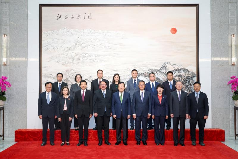 夏寶龍會見陳國基、陳茂波和謝小華一行。 (圖片來源:港澳辦網頁)