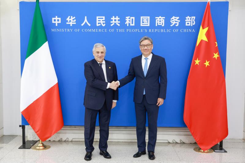 王文濤(右)與塔亞尼在北京共同主持召開中意經濟合作混委會第16次會議。商務部圖片。