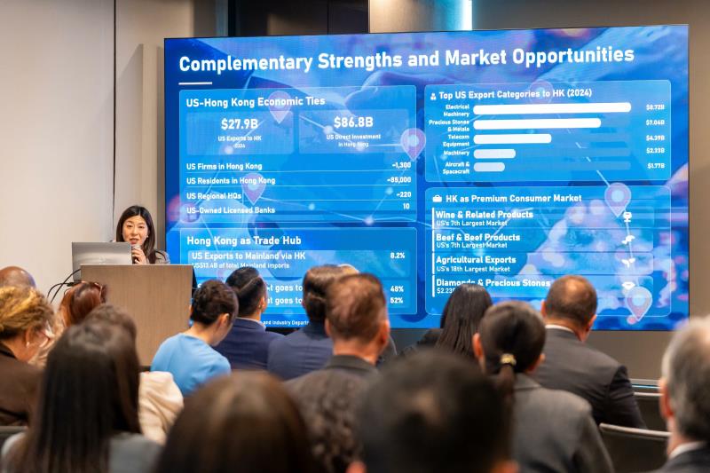 香港駐紐約經貿辦處長何美智，在經貿辦於邁阿密舉辦商務論壇，介紹香港新發展機遇。政府新聞處。
