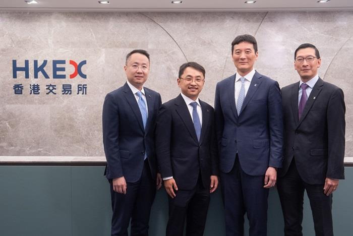 港交所FIC管理團隊包括市場主管余學勤(右二)，固定收益及貨幣產品發展主管范文超(左二)，場外結算平台發展主管倪驥燁(左一)，債券市場發展主管劉祖銘(右一)