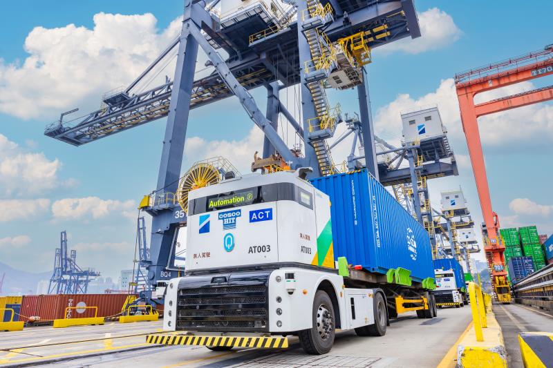 無人駕駛貨櫃車，即無人駕駛拖車(AT)，是無駕駛艙、專為碼頭高效貨櫃運輸而設的零排放車輛，可實現24小時全天候運作。和記港口圖片。