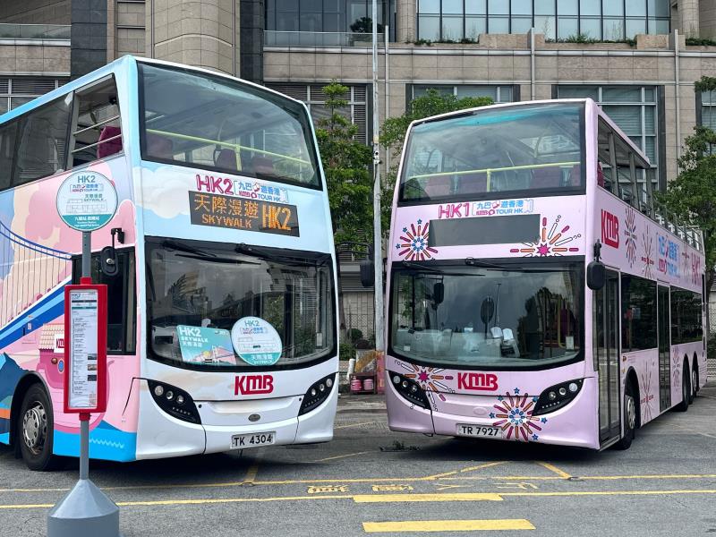 九巴推出全新開蓬巴士路線「天際漫遊」HK2，服務時間由傍晚至晚上，每小時一班，全程收費58.4元。(袁曉琦攝)