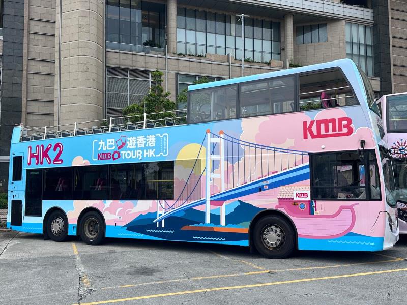 九巴推出全新開蓬巴士路線「天際漫遊」HK2，服務時間由傍晚至晚上，每小時一班，全程收費58.4元。(袁曉琦攝)