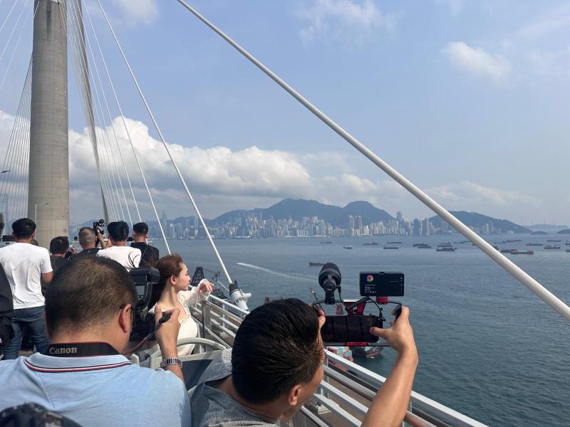 新路線「天際漫遊」HK2途經昂船洲大橋及青馬大橋，乘客可於巴士上層觀賞日落美景。(袁曉琦攝)