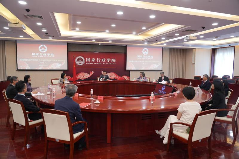 國家行政學院副院長李文堂（中）主持研修課的結業式。政府新聞處。