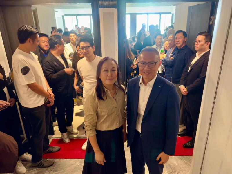 長實營業部副首席經理楊桂玲（左）表示，市場需求穩健，換樓鏈正逐步鞏固。長實供圖。