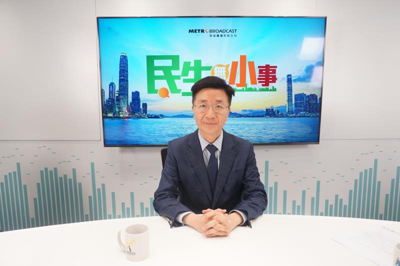 葉柏強指兒童過度用電子產品會影響腦部發展，患深近視及黃斑病變風險增加。