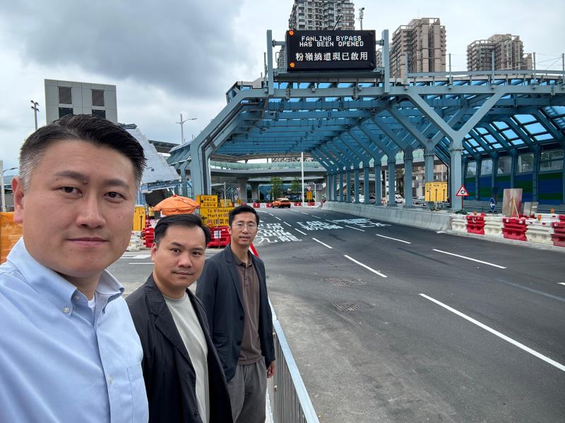 民建聯立法會議員姚銘(左一)建議，運輸署及相關部門應該加強龍躍頭交匯處的指示設施。