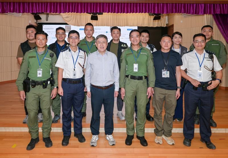 卓永興(前排左三)稱安排住戶安全有序上樓極具挑戰。 (圖片來源:政府新聞處)