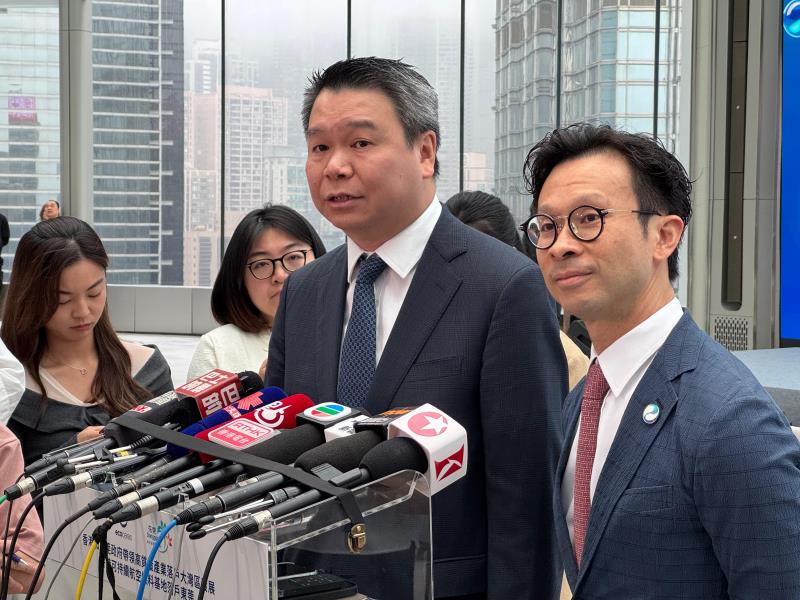 怡斯萊聯席董事長陳英龍（右）表示，計劃投資100億元建設SAF生態圈。方穎暉攝。