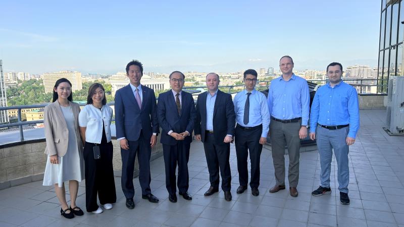 財經事務及庫務局局長許正宇（左四）與烏茲別克斯坦央行官員會面。政府新聞處相片。