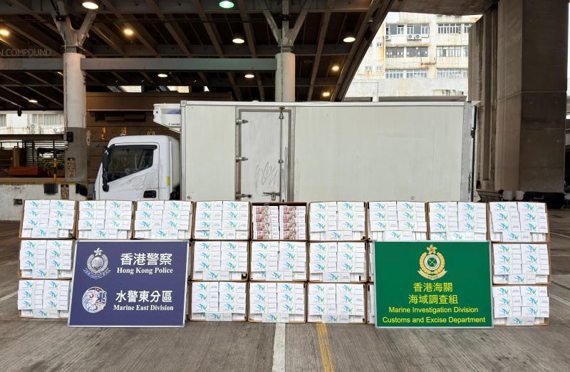附圖為執法人員在行動中檢獲懷疑走私物品及工具