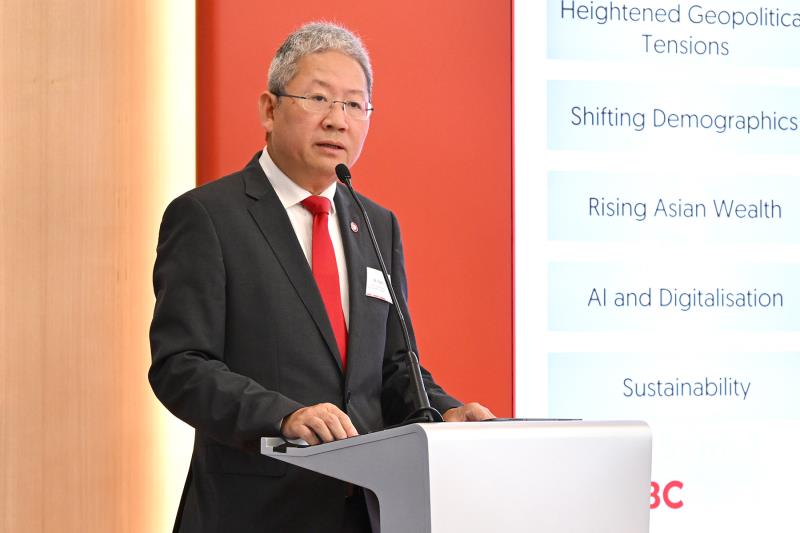 華僑銀行香港行政總裁王克表示，華僑香港持續受惠於亞洲財富增長。華僑香港相片。