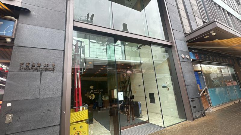 一名38歲男技工在衙前塱道56至66號屋苑墮樓，送院搶救後不治。(袁嘉諾攝)