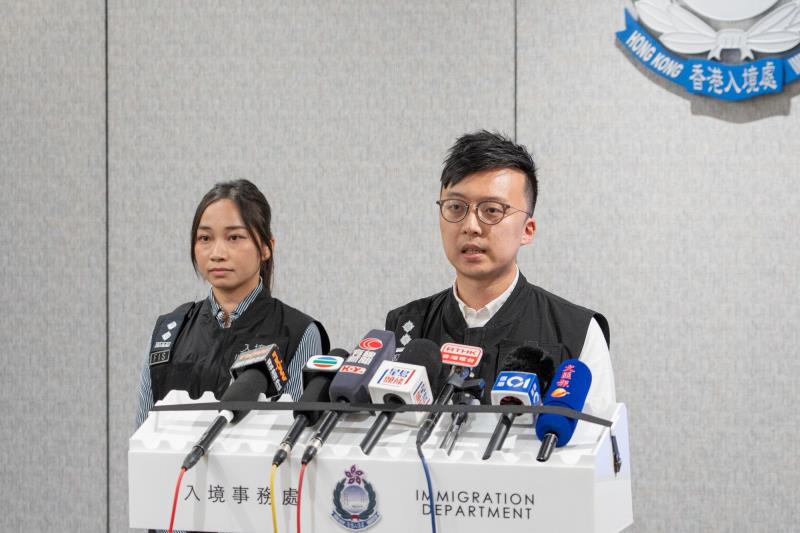 高級入境事務主任傅哲浩（右）講述打擊非法勞工行動細節