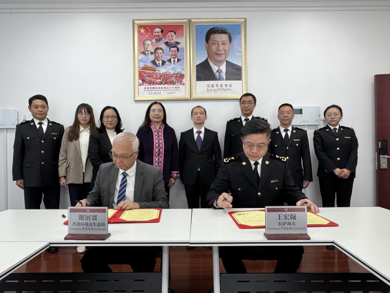 謝展寰（前排左）與拉薩海關關長王宏翰（前排右）簽署會議紀要，落實兩地在高原食品貿易等方面的合作意向。（新聞處圖片）